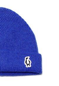 Blau gestrickte Mütze mit Rippstruktur und umgeschlagenem Bündchen, mit einem kleinen schwarz-weißen Pinguin-Logo an der Seite.