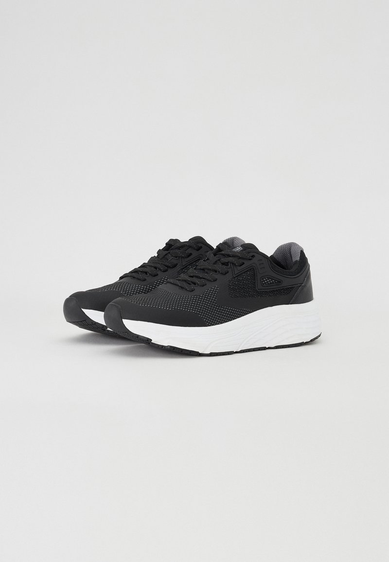 Schwarze Sport Schuhe mit einem Mesh-Obermaterial, einer kontrastierenden weißen Zwischensohle, einer Gummisohle und einer verstärkten Zehenkappe für Langlebigkeit.