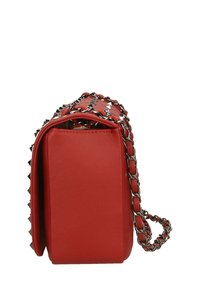 Borsa a tracolla in pelle rossa con catena, caratterizzata da borchie a piramide argento lungo la parte superiore. Forma rettangolare con una texture liscia.