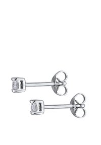 Les boucles d'oreilles en argent sont dotées d'une pierre précieuse taillée en carré clair, maintenue par un sertissage à quatre griffes, avec une finition lisse et polie et un fermoir papillon.