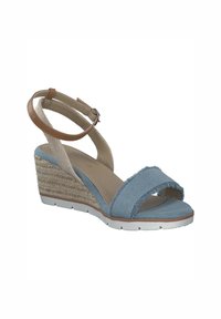 Sandalo wedge in denim blu con tomaia in tessuto sfrangiato, cinturino alla caviglia marrone e suola intermedia in juta intrecciata. Suola esterna in gomma bianca per una migliore aderenza.