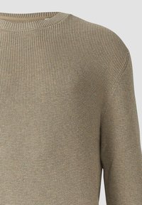 Beige Strickpullover mit gerippter Textur, rundem Halsausschnitt und langen Ärmeln. Das Material wirkt weich und leicht, geeignet zum Lagenlook.