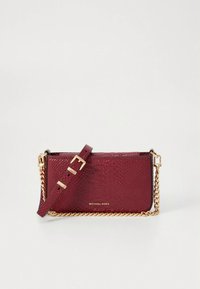 Bordeaux neplederen crossbodytas met slangenhuidtextuur, gouden kettingaccent en verstelbare riem, met het Michael Kors-logo.