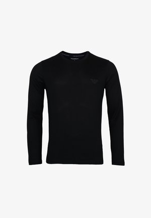 Chemise noire à manches longues en matériau doux, avec un col rond et un logo noir subtil sur la poitrine gauche. Design uni.