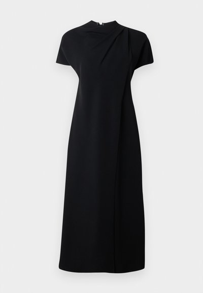 Μαύρο φόρεμα με ψηλό λαιμό, κοντά μανίκια και εφαρμοστή σιλουέτα. Κατασκευασμένο από λεία υφάσματα με πλισέ λεπτομέρειες στο μπροστινό μέρος.