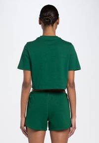 Reebok CROP TEE - Camiseta estampada - dark green