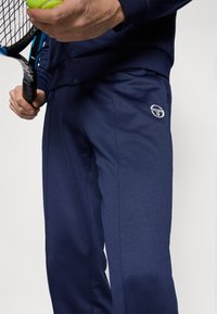 Sergio Tacchini ORION PANTS - Tepláky - navy/red ochre