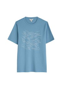 Camiseta de algodón azul claro de manga corta, con un patrón de peces blancos en la parte delantera y un diseño de cuello redondo.