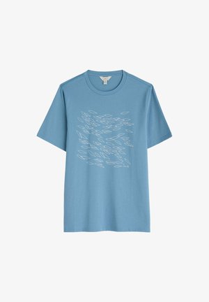 Hele sinine puuvillane T-särk lühikeste varrukatega, mille esipinnal on valge kala muster ja ümar kaelus.