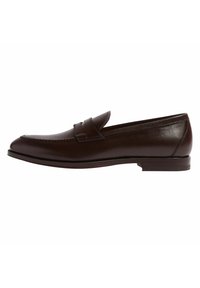 Mocassino in pelle marrone con punta arrotondata, dettagli cuciti e una discreta fascia decorativa. Profilo snello con suola piatta in gomma.