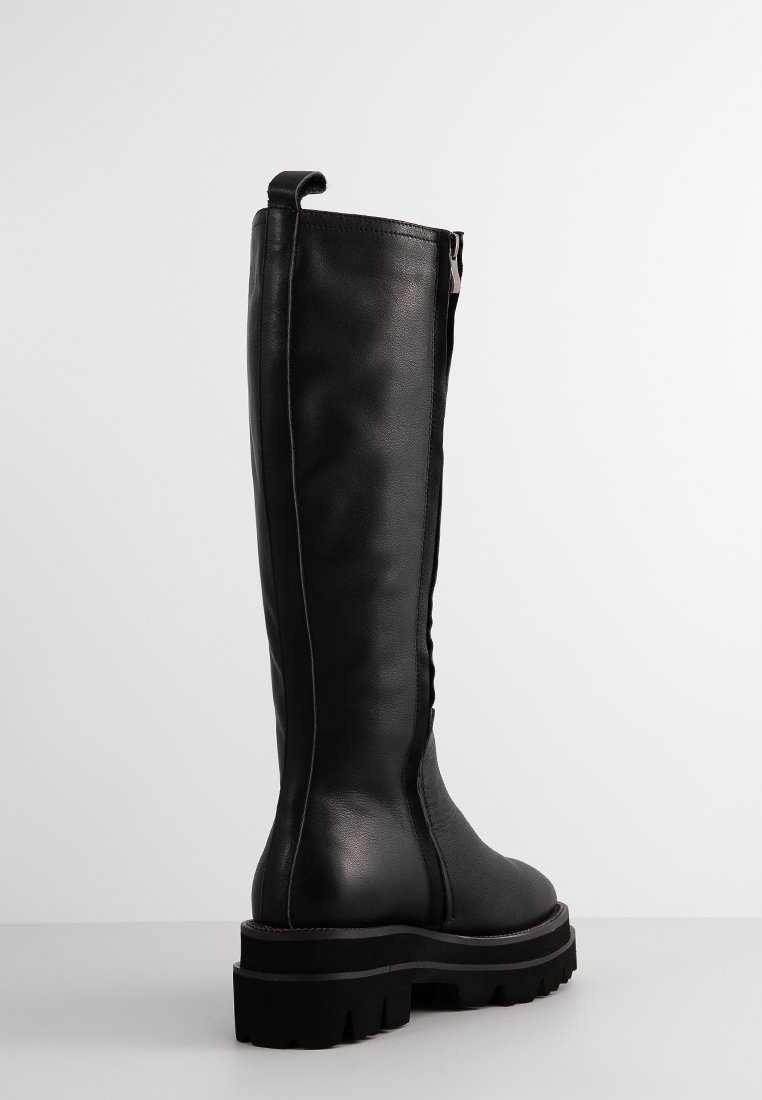Schwarze Lederstiefel bis zum Knie mit einer klobigen Sohle, seitlichem Reißverschluss und Zuglasche. Glatte Textur und klare Linien für ein modernes Design.