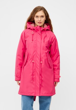 Parka impermeabile rosa con cappuccio regolabile, chiusura a zip, due tasche frontali e una morbida fodera interna. Texture liscia e design di lunghezza media.