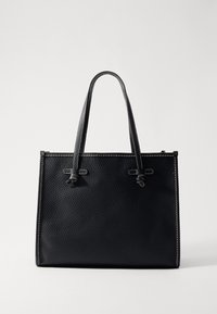 Borsa tote nera in pelle con finitura testurizzata, doppi manici, cuciture bianche e un design minimalista. Nessun hardware o decorazione visibile.