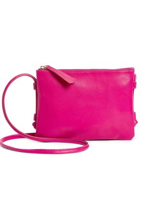 Petit sac bandoulière en cuir rose vif avec fermeture éclair et une fine sangle réglable sur fond blanc.
