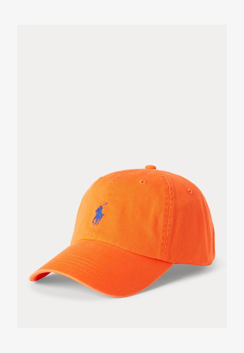 Jasno pomarańczowa czapka baseballowa z zakrzywionym daszkiem i małym niebieskim wyszywanym logo gracza polo z przodu.