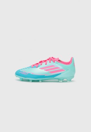 Scarpina da calcio azzurro chiaro con accenti rosa, dotata di una parte superiore in materiale sintetico liscio, finitura testurizzata e sei tacchetti conici per la trazione.