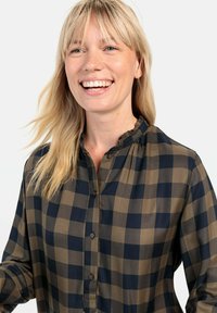Geruite blouse in donkerblauw en olijfgroen, met een rimpelachtige kraag, knopen vooraan en een zachte textuur.