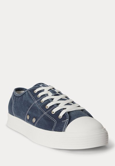 Tumesinised lõuendist tennised valgete paelte, metallist silmuste, valge kummist varbakorgi ja paksu tekstuurse valge tallaga.