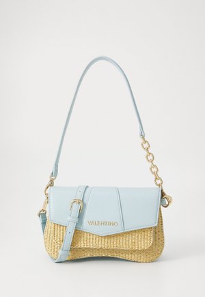Lyseblå og beige vævet Valentino håndtaske med guldkæde, justerbar rem og gyldent logo på frontklappen.