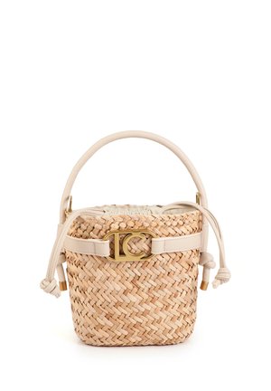 Bolso pequeño beige de mimbre con cierre de cordón, asa de cuero y detalle de logotipo metálico dorado en la parte delantera.