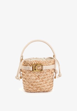 Bolso pequeño beige de mimbre con cierre de cordón, asa de cuero y detalle de logotipo metálico dorado en la parte delantera.