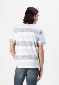 Camiseta de manga corta y cuello redondo en blanco con rayas horizontales en azul claro, gris y lavanda. Fabricada con una tela suave y texturizada.