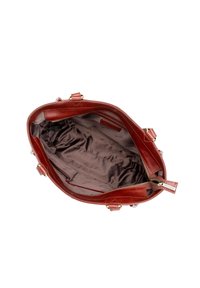 Czerwona skórzana torba na ramię o gładkiej fakturze, z przestronnym wnętrzem wyłożonym brązową tkaniną. Zawiera złote okucia i zamki.