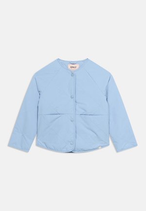 Giacca trapuntata azzurro chiaro con bottoni a pressione, scollo rotondo, maniche lunghe e una piccola etichetta beige vicino all'orlo.