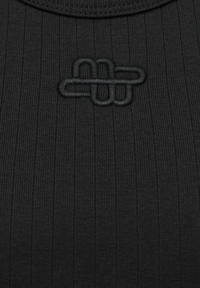 Μαύρο ριμπ ύφασμα με κεντημένο λογότυπο σε αντίθετη μαύρη κλωστή, με απαλή υφή και εφαρμοστό, στρογγυλό λαιμόκομμα.