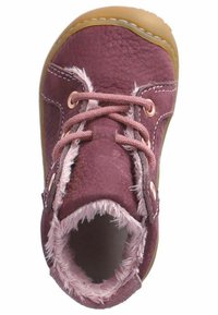 Stivale in pelle bordeaux con fodera rosa pelosa, punta rotonda e lacci rosa. Presenta una suola in gomma e occhielli in metallo.