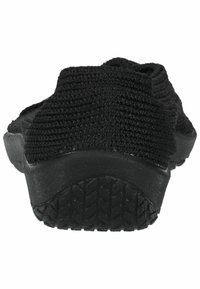 Chaussure noire à enfiler avec dessus en tissu texturé, un petit talon et une semelle en caoutchouc dotée d'un profil à motifs pour l'adhérence.
