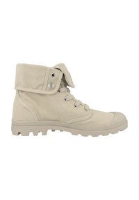 Beige kanvas pergelangan kaki dengan flap lipat, aksen metal, ujung bulat, dan sol karet tekstur dengan jejak yang dalam untuk cengkeraman.