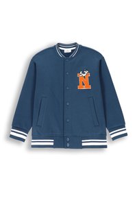 Granatowa kurtka varsity z białymi i niebieskimi paskami na rękawach, z pomarańczową literą "N" oraz haftem z rysunkowym psem na piersi.