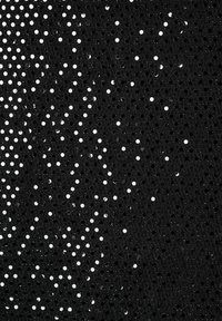 Schwarzer Stoff mit weißen runden Pailletten, die verstreut sind und ein strukturiertes Muster bilden. Die Oberfläche ist glänzend mit kleinen Perforationen überall.