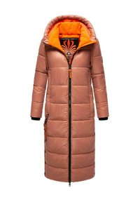 Lange, gewatteerde pufferjas met capuchon in lichtroze met zwarte accenten en oranje fleece voering. Voorzien van een front-rits en twee zijzakken. Gequilt ontwerp.
