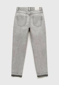 Grå denimjeans med slim fit, medelhög midja och fransad nederkant. Har två bakfickor och en subtil tvättstruktur.