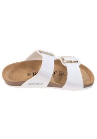 Sandal bianco regolabile con due cinturini, fibbie dorate, soletta imbottita marrone e suola in gomma textured. Nome del marchio visibile.
