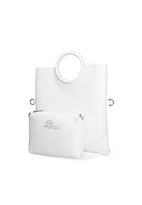 Borsa a tote bianca in pelle con manico rotondo e una sacca con zip attaccata. Superficie texture, design minimalista, piccolo dettaglio del logo.