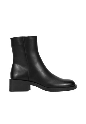 Bottine noire en cuir avec un petit talon carré et un bout arrondi lisse, vue latérale sur fond blanc.