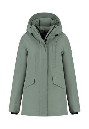 Groene winterjas met capuchon, voorzien van een ritssluiting aan de voorkant, twee klepzakken en verstelbare trekkoordjes in de capuchon, weergegeven op een witte achtergrond.