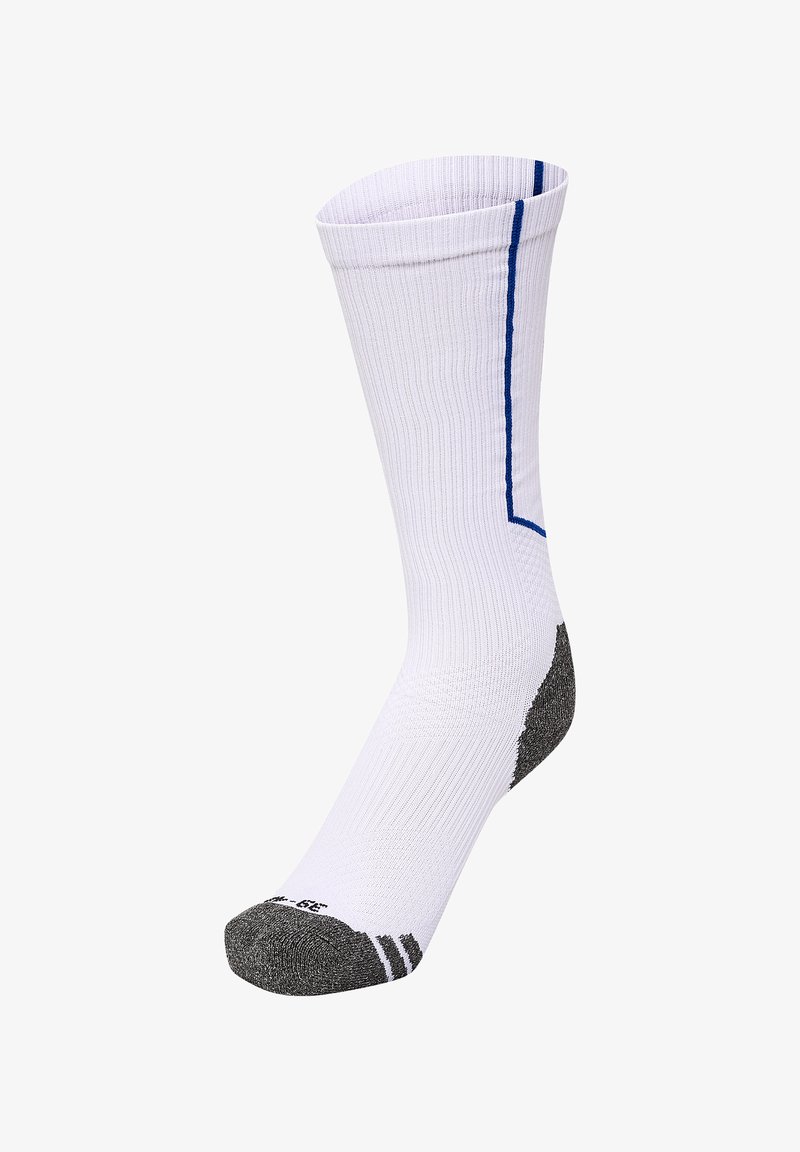 Hvid atletiksok med en blå stribe, ribbet tekstur og grå hæl- og tåaccenter, med forstærkede områder for holdbarhed.