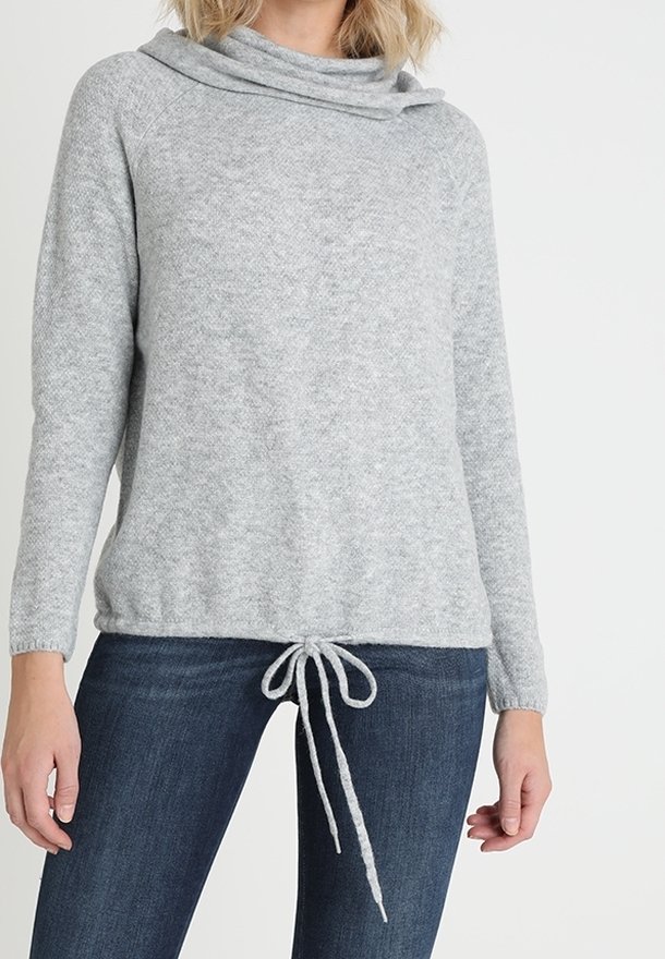 Lichtgrijs, getextureerd sweater met een gedrapeerde col en verstelbaar trekkoord aan de onderkant. Lange mouwen en een ontspannen fit.