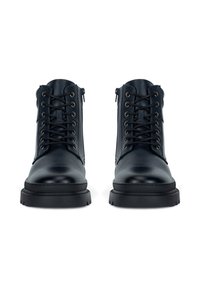 Černé kožené boty s hladkým povrchem, s šněrováním vpředu a bočním zipem, zvýšenou gumovou podrážkou a minimalistickým designem.