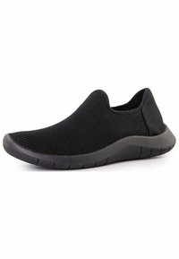 Schwarze Slipper aus strukturiertem Mesh-Stoff mit einer gepolsterten, flexiblen Gummisohle und einem runden Zehendesign.