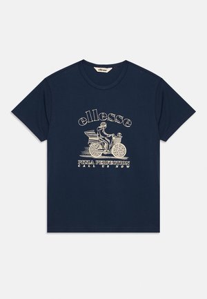Tumesinine T-särk kreemika graafikaga pitsat kullerina jalgrattal, "ellesse" logo ja tekstiga "Pizza Perfection Helista Meile Nüüd."