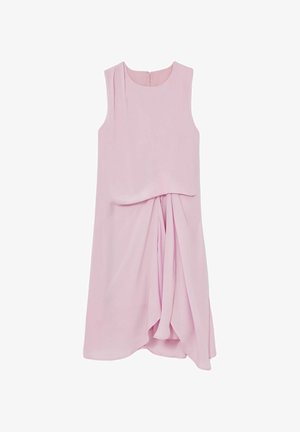 Abito senza maniche rosa chiaro lungo fino al ginocchio con scollo rotondo e dettaglio drappeggiato asimmetrico raccolto sulla gonna davanti.