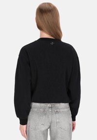 Zwarte cropped sweatshirt met lange mouwen, voorzien van een subtiele textuur, geribbelde manchetten en een klein logodetail aan de achterkant van de hals.