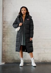 Tommy Jeans ALASKA LONG PUFFER - Dunkåpe / -frakk - black