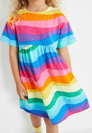 Robe colorée à manches courtes avec des rayures ondulées dans des teintes variées : orange, rose, violet, vert et bleu. Fabriquée en tissu léger.