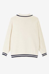 Suéter de canalé color crema con un ajuste relajado, que presenta un cuello y puños en color azul marino, y un escote redondeado.